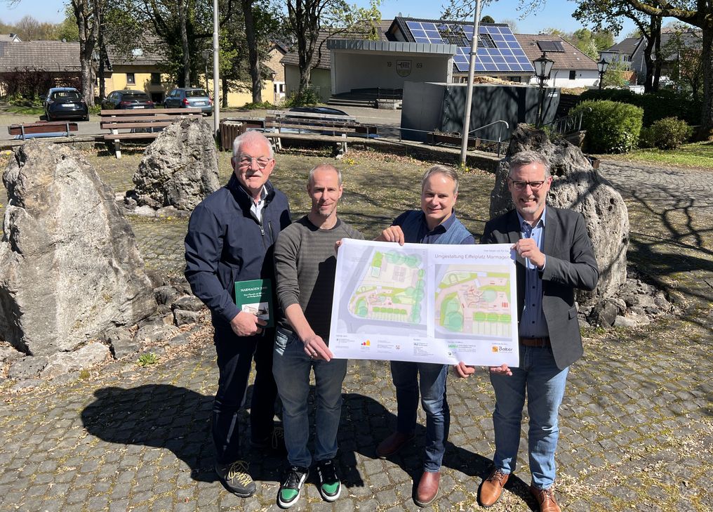 Ortsvorsteher Bernd Maus, Christian Esser, Bernd Niedermeier und Bürgermeister Norbert Crump stellten die Pläne vor. Die Findlinge, die einst einen Springbrunnen ersetzten, werden auch auf dem neuen Eiffelplatz stehen.