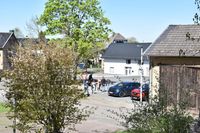 Auf diesen neuen Platz weicht während der Bauzeit der Wochenmarkt aus. Dort entstehen neue Parkplätze und ein Dorfgarten.