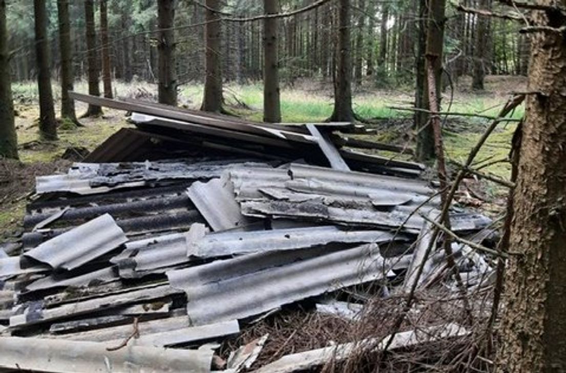 Eternitplatten in Lammersdorf illegal entsorgt – Bitte um Hinweise
