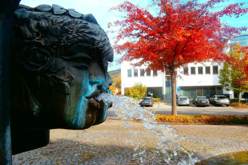 Der Stefan-Andres-Brunnen ist ein Wahrzeichen der Stadt Schweich. Foto: Diederich