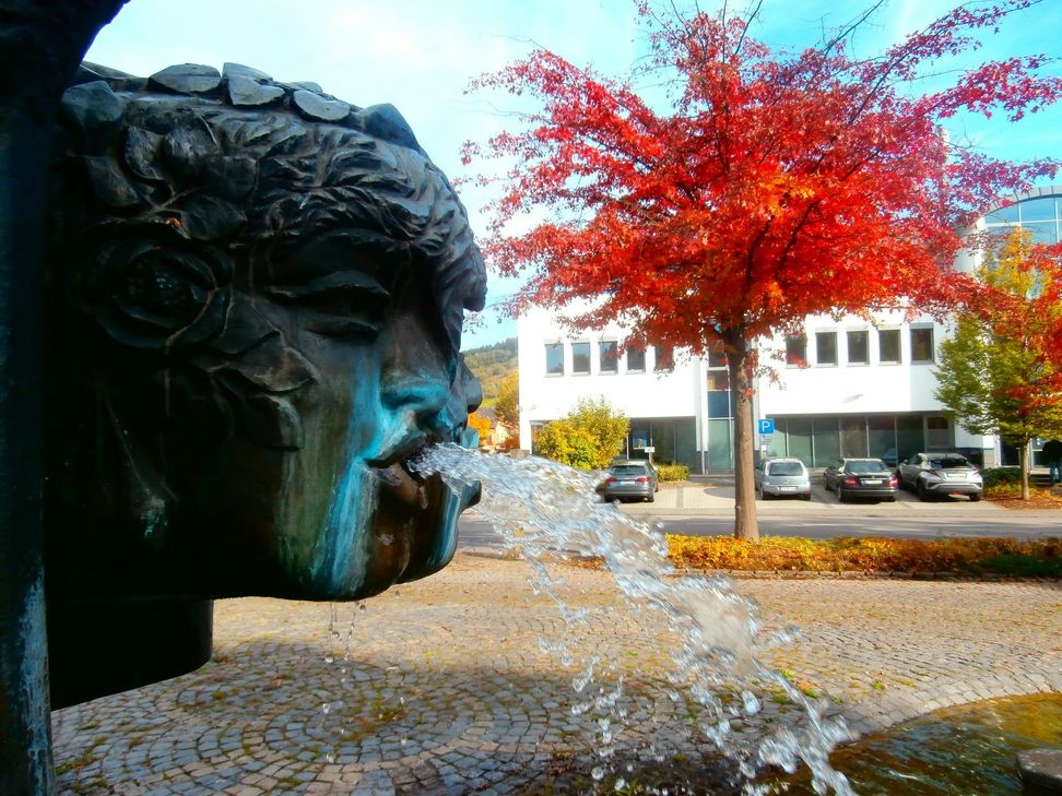 Der Stefan-Andres-Brunnen ist ein Wahrzeichen der Stadt Schweich. Foto: Diederich