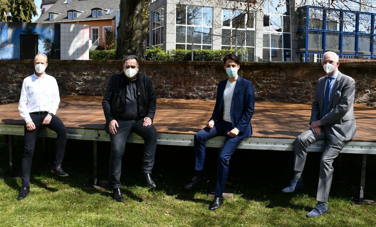 Intendant Manfred Langner (2. v. l.) wird das Trierer Theater ab August 2023 in einer Doppel-Intendanz gemeinsam mit Lajos Wenzel (2. v. r.) führen. OB Wolfram Leibe (r.) freut sich über diese Lösung angesichts der anstehenden Theatersanierung. Auch Generalmusikdirektor Jochem Hochstenbach (l.) bleibt dem Theater erhalten. Ebenso wie Langners 2023 auslaufender Vertrag, wurde auch seiner um fünf Jahre verlängert. Foto: Presseamt Trier