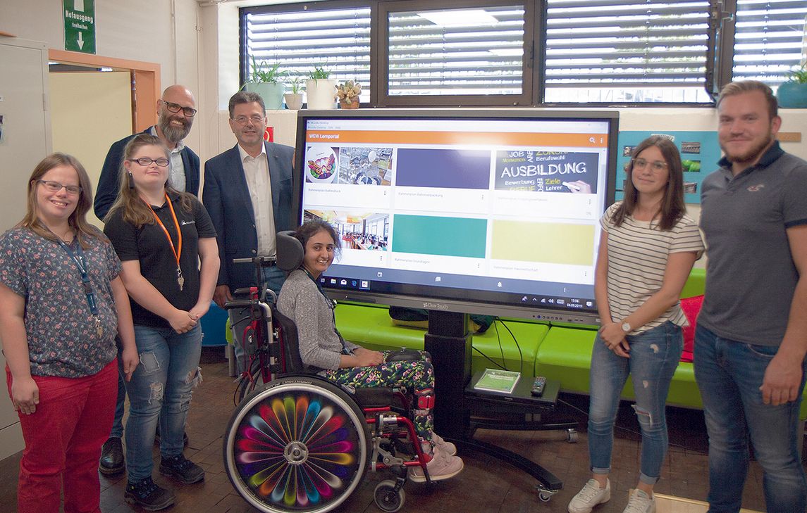 Stolz präsentieren die Mitarbeiter im BBB der Westeifel Werke das neue Whiteboard: Alina Hermes (v.l.), Vanessa Quast, Jürgen Morbach, Dr. Axel Cloeren, Aleyna Sik, Anna Dimmer, Niclas Stein. Foto: Westeifel Werke