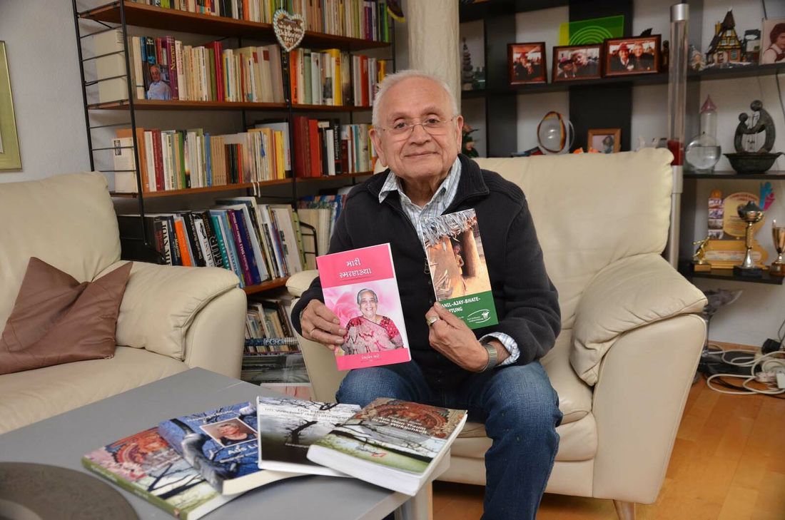 Im Buch »Aus dem Traum in die Wirklichkeit« hat Dr. Hasmukh Bhate sein eigenes Leben Revue passieren passen. »Aus Liebe« ist seiner verstorbenen Ehefrau gewidmet. Nun hat der frühere Chefanästhesist ein Buch über seine 95-jährige Mutter herausgegeben - geschrieben in seiner Muttersprache »Gujrati«. Foto: T. Förster