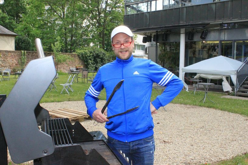 Martin Geisen bei den Proben zu "Extrawurst" als Matthias Scholz, Vize-Präsident und Kassenwart des Tennisvereins, am Grill im Theatergarten