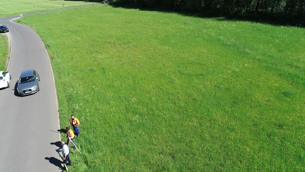 Die Grünfläche liegt hinter dem Ortsausgang Kall in direkter Nähe von Aktiv-Park und Grundschule. Sie bietet genügend Platz für Mountainbike-Trail, Bauwagen für die Jugendlichen und Ausgleichsflächen. Bild: Tameer Gunnar Eden/Eifeler Presse Agentur/epa