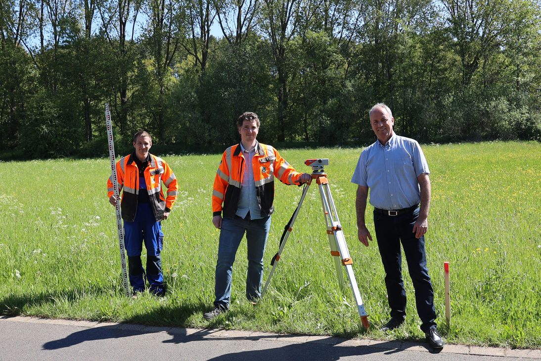 Es tut sich was am geplanten Mountainbike-Trail-Parcours der Gemeinde Kall. Bürgermeister Hermann-Josef Esser (v.r.), Bauhofleiter André Kaudel und Projektleiter Florian Marx wollen die Wiesenmahd noch abwarten, aber dann soll es endlich losgehen. Bild: Tameer Gunnar Eden/Eifeler Presse Agentur/epa