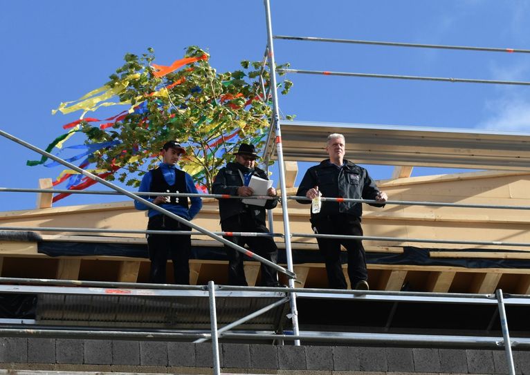 Am Rohbau in der Raderstraße wurde der Richtspruch für die neue Gero-Wohngemeinschaft und Caritas-Sozialstation Gerolstein gesprochen. Foto: Woltmann