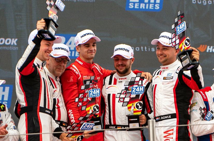 Das erfolgreiche Quintett, das im letzten Rennen des Ferrari 488 GT3 den Sieg beim 24-Stunden-Rennen in Barcelona einfuhr: Leonard Weiss, Georg Weiss, Nicolas Varonne, Daniel Keilwitz und Indy Dontje.