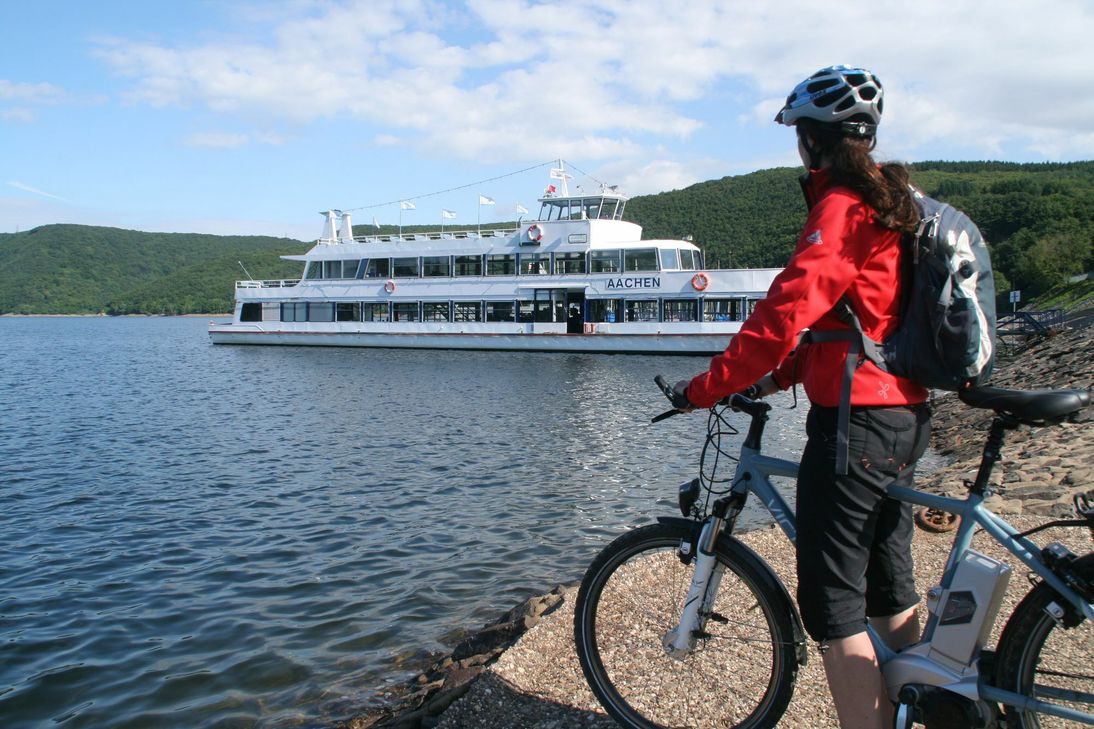 Radfahrer sollen nicht nur das Rurtal durchkreuzen, sondern auch mehr über die Geschichte des Wassers im »Eifelmeer« erfahren. Dafür beteiligt sich die Gemeinde Simmerath an der Radstrategie der Städteregion Aachen. Und gesund ist das Radeln am Rursee auch - so sollen Einruhr und Rurberg Luftkurorte werden. Foto: Gerhard Eisenschink