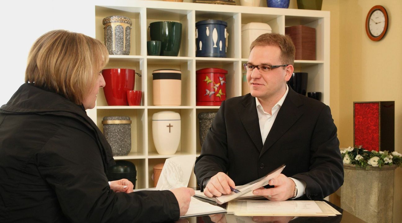 Bestattungsfachkräfte müssen viel Einfühlungsvermögen mitbringen. Foto: Imago