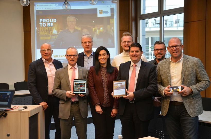 Vertreter von Gemeinde und Gewerbeverein präsentieren mit Bernd Steinbrecher (Werbeagentur Power & Radar) die Simmerather Marketingaktion »Proud to be Hinterwald«. Foto: T. Förster