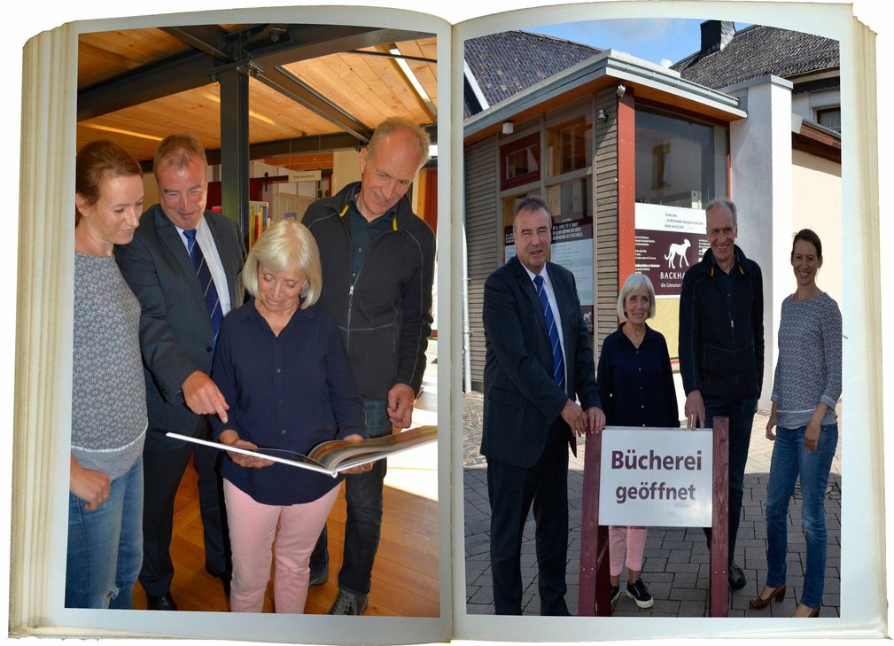 Sie schlugen im Nettersheimer Literaturhaus eine neue Seite auf (linke Buchseite, von links): Dr. Kerstin Wolff, Bürgermeister Wilfried Pracht, Brigitte Crump-Schooß und der Aachener Buchhändler Martin Schwoll. mn-Fotomontage