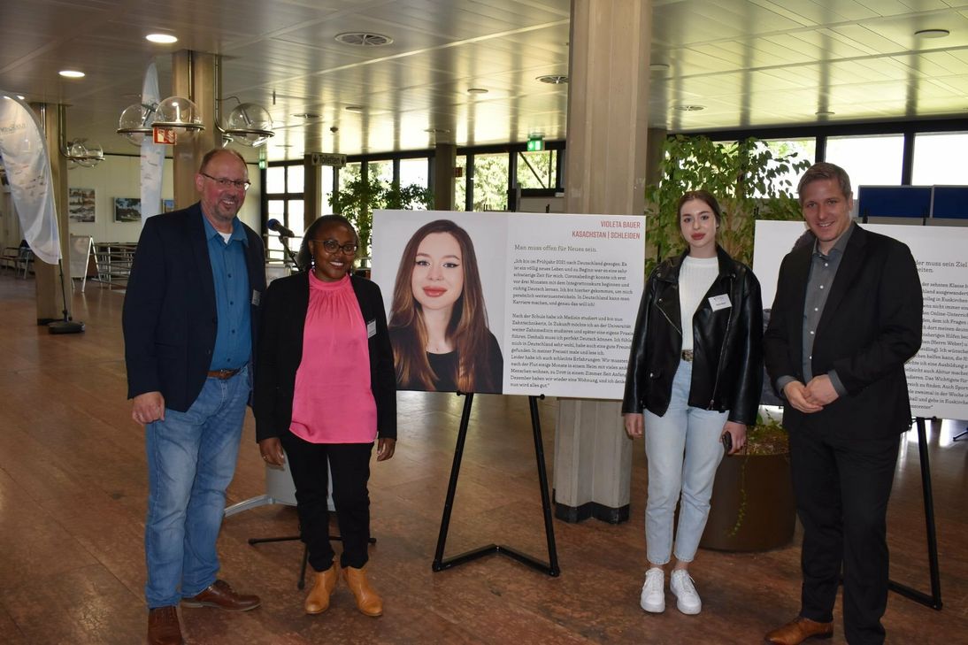 Markus Ramers (re.) eröffnete gemeinsam mit Norbert Weber (li.) vom Migrationsdienst Euskirchen und Ausstellenden die Ausstellung.