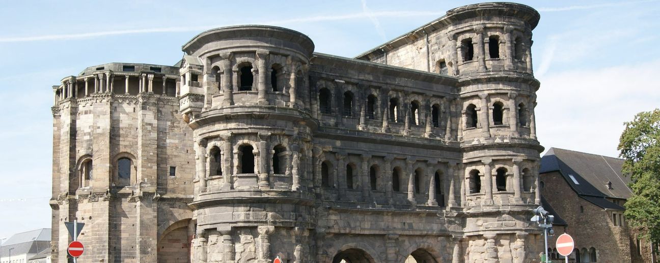 Trier beteiligt sich am 24. März wieder an der "Earth Hour". Die Porta Nigra wird deshalb am Samstagabend nicht angeleuchtet, sondern bleibt dunkel. Foto: Archiv