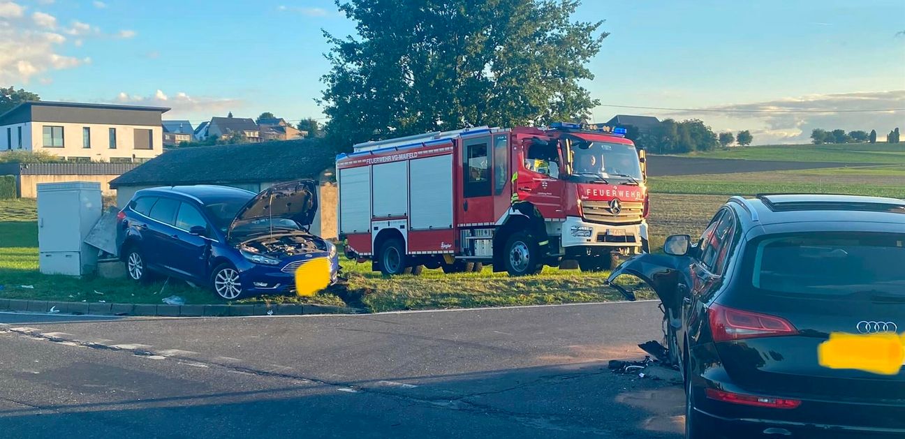 Die Freiwillige Feuerwehr Münstermaifeld musste einen eingeklemmten Fahrer aus seinem Pkw befreien.