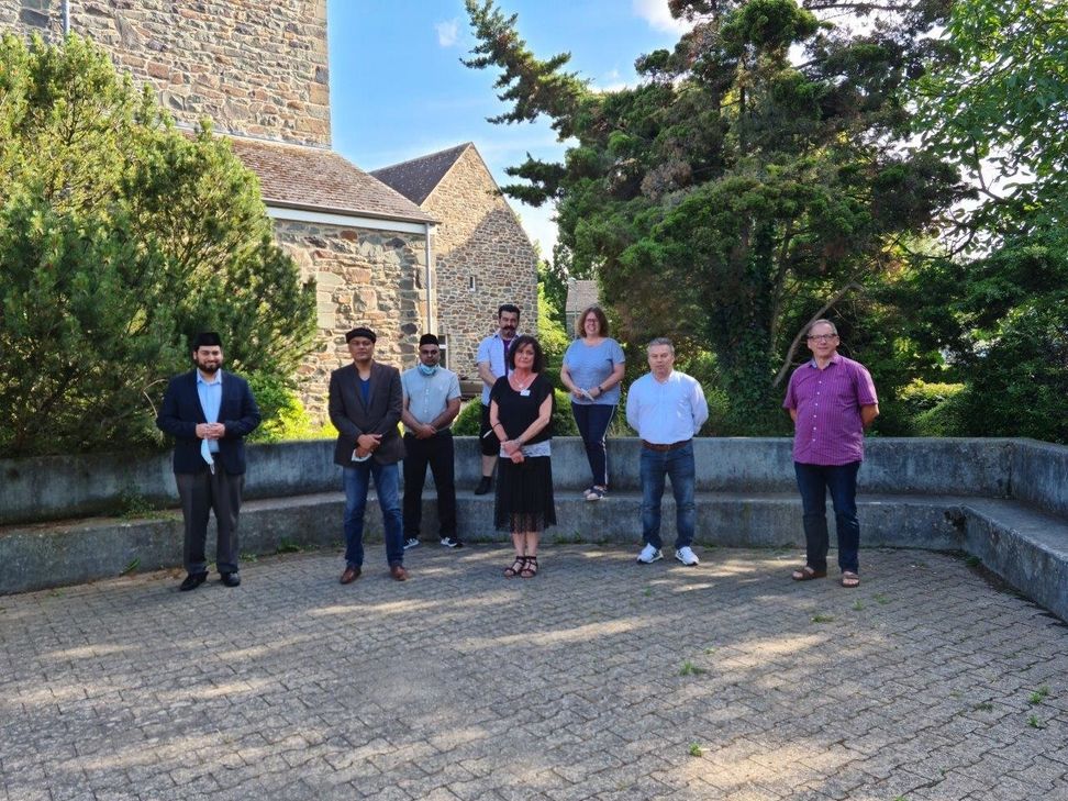 Verteterinnen und Vertreter von Religionsgemeinschaften beim ersten Vorbereitungstreffen vor St. Matthias. Foto: A.Kleinertz/St.Martin Euskirchen