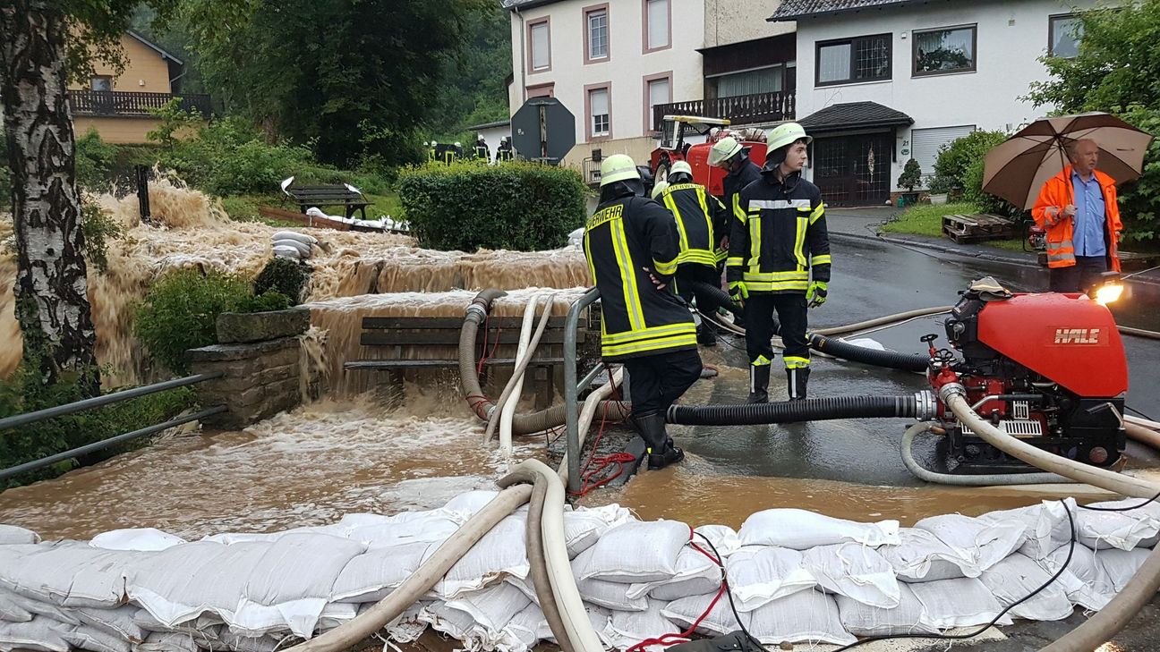 Die braunen Wassermassen bahnen sich ihren Weg durch Hüttingen an der Kyll. Foto: Agentur Siko
