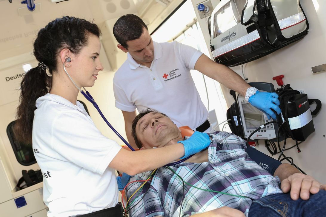 Manchmal muss nach einem Insektenstich schnell gehandelt werden. Foto: DRK