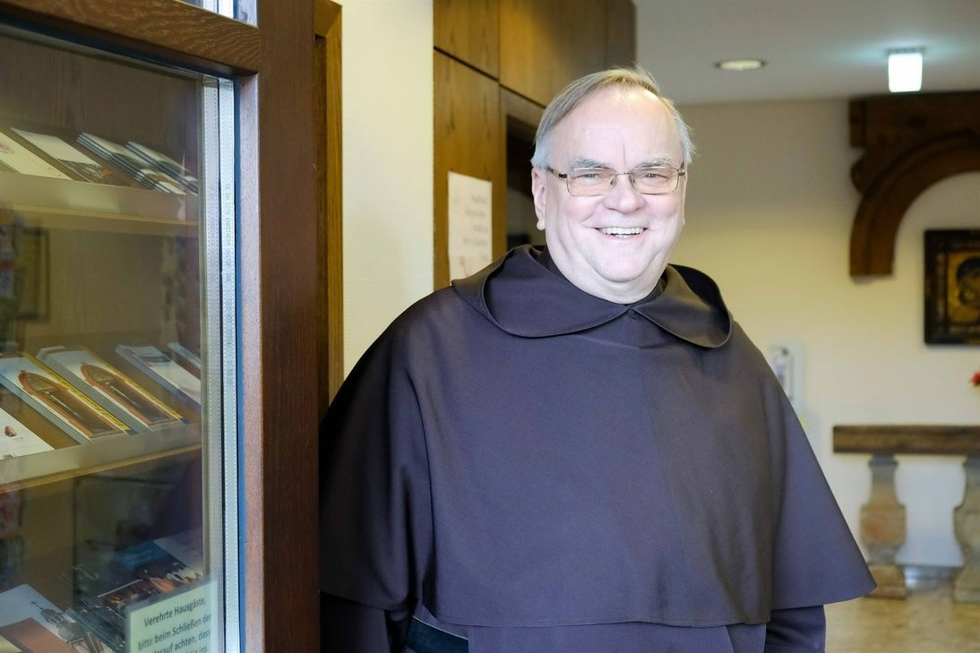 Pfarrer und Prior Ludwig Eifler zelebriert am 3. April, 10 Uhr, eine Heilige Messe in der Klosterkirche der Karmeliten in Bengel-Springiersbach, die von Radio Horeb bundesweit live übertragen wird.