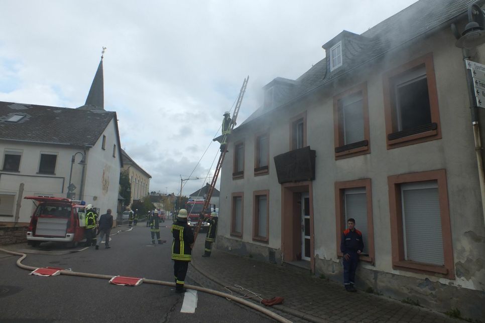 Die große Jahresabschlussübung der Feuerwehren der Verbandsgemeinde (VG) Kell am See hat am Samstag in Schillingen stattgefunden. Mehr als 115 Einsatzkräfte nahmen daran teil. Fotos/Video: Agentur Siko