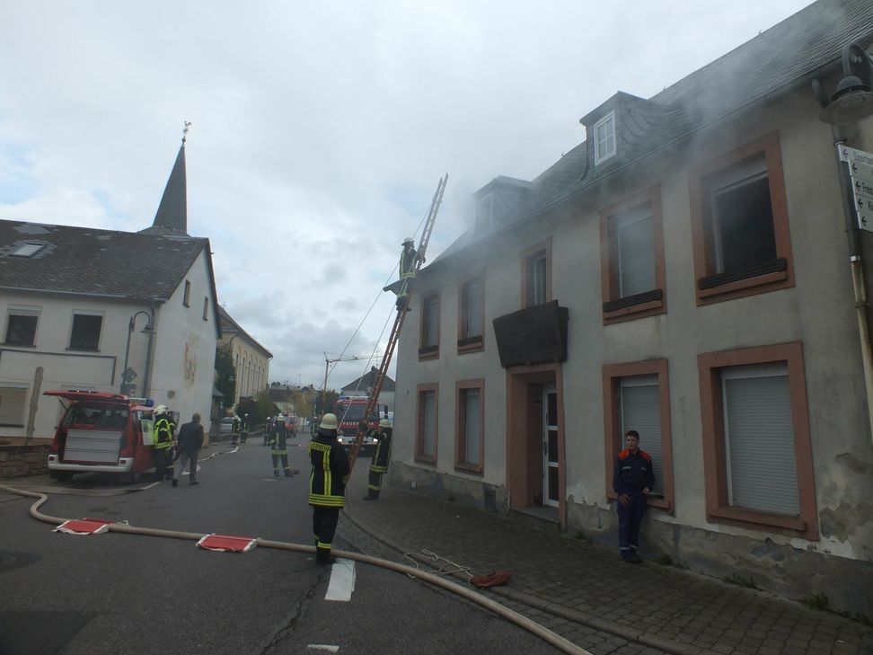 Die große Jahresabschlussübung der Feuerwehren der Verbandsgemeinde (VG) Kell am See hat am Samstag in Schillingen stattgefunden. Mehr als 115 Einsatzkräfte nahmen daran teil. Fotos/Video: Agentur Siko