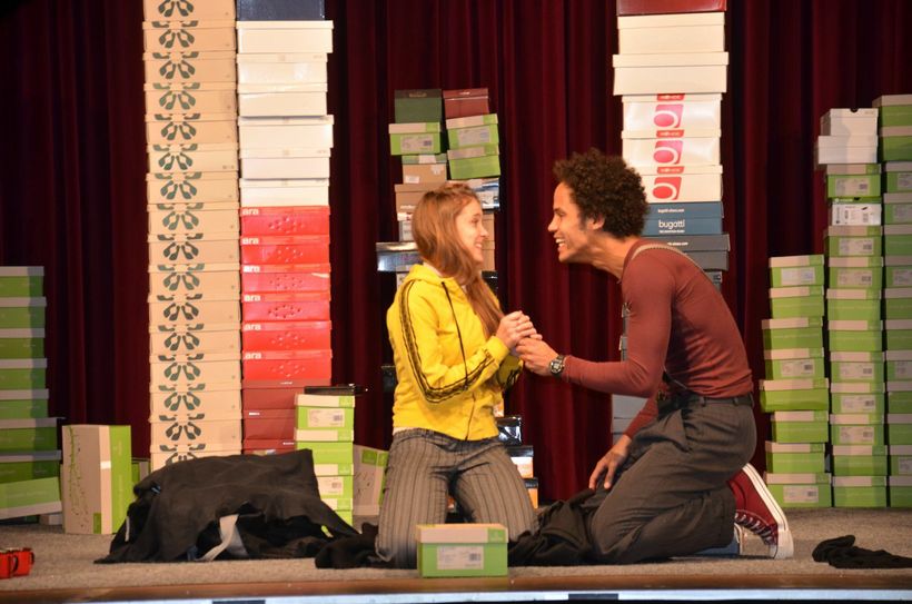 Spannend und aktuell sind die Theaterproduktionen von GRETA, die zweimal pro Schuljahr im Monschauer Gymnasium zu sehen sind: Obwohl Ganove Clyde (r.) seine naiv-wirkende Partnerin Bonnie (l.) für seine Zwecke zu instrumentalisieren versteht, streicht sie den Gewinn ein, während er im Knast landet. Foto: T. Förster