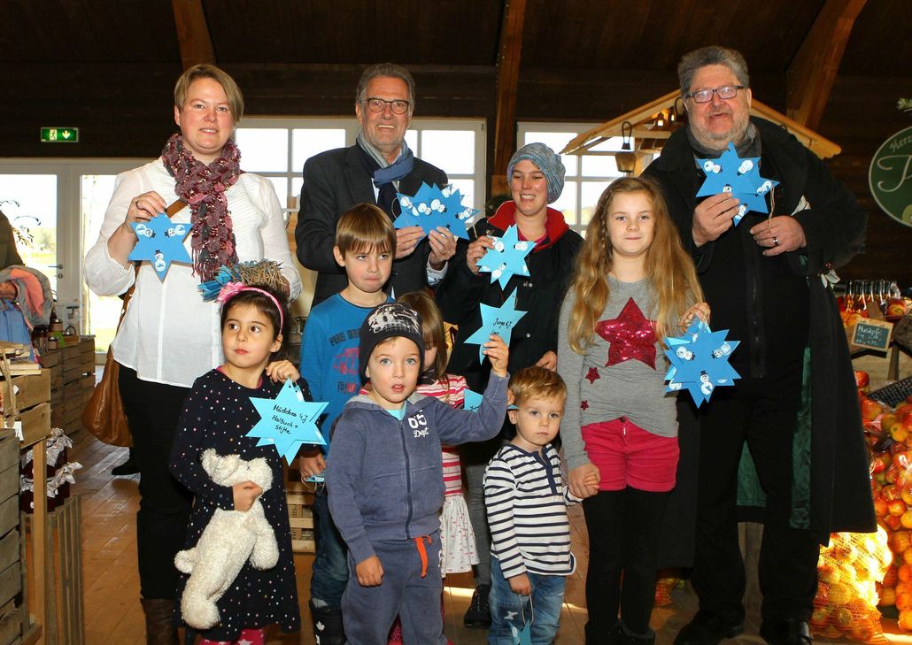 Janine Bartscherer von der Kita »Wirbelwind«, Schirmherr Dr. Uwe Friedl und Kinderschutzbund-Vorsitzender Bernd Kolvenbach mit den Kinder beim Schmücken des Wünschebaums. Foto: Paul Düster