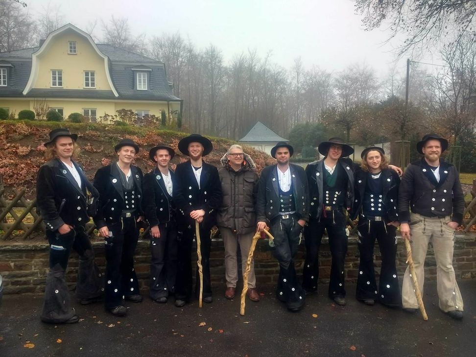 Marvin Wilhelmi (4. v. l.) wurde von Stadtbürgermeister Gerhard Weber verabschiedet und ist nun für mindestens drei Jahre und einen Tag unterwegs.
