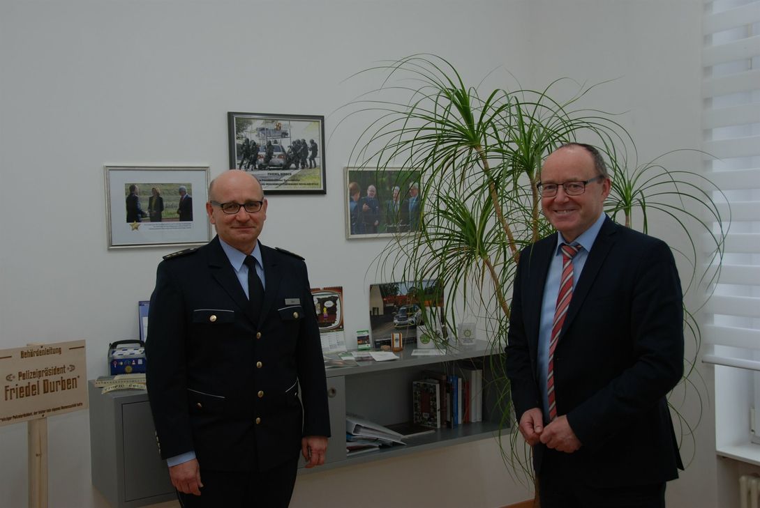 Polizeidirektor Edmondo Steri (links), hier bei seiner Einführung im Februar in Trier mit Polizeipräsident Friedel Durben, starb am vergangenen Samstag.