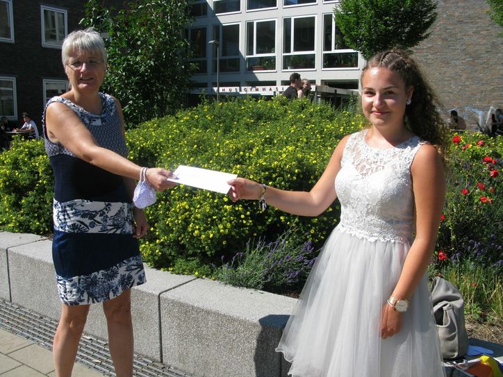 Zoe Ludwig (rechts) erhält von Christine Jöntgen einen der beiden Bernard Clemens-Förderpreise.