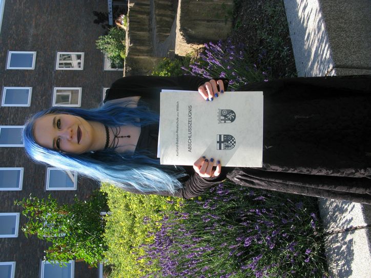 Julia Schischke freut sich über den besten Abschluss der Berufsreife an der Kurfürst-Balduin-Realschule plus.