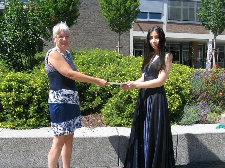 Serap Yigit (rechts) erhält von Christine Jöntgen einen der beiden Bernard Clemens-Förderpreise.