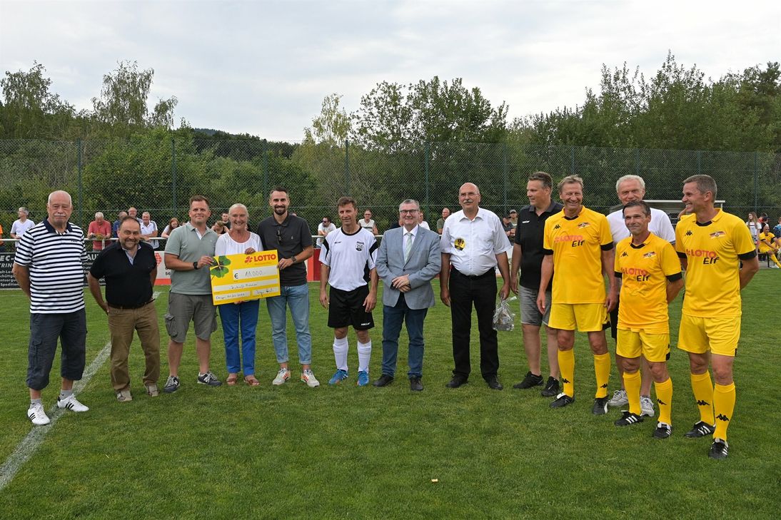 Stolzer Spendenscheck für die »Zukunft Mittelahr« (von links): Dieter Sesterheim, Vorsitzender Fußballkreis Rhein/Ahr, AlfredSchomisch, Bürgermeister VG Vorder-eifel, Martin Schell, »Zukunft Mittelahr«, Monika Sauer, Präsidentin Sportbund Rheinland,  Dieter Schäfer, Vorsitzender JSV Ettringen, Landrat Dr. Alrexander Saftig, Werner Spitzley, Ortsbürgermeister Ettringen, Jörg Bergweiler, Kassierer JSV Ettringen, Guido Buchwald, Hans-Peter Briegel, Dariusz Wosz und Tomasz Waldoch.