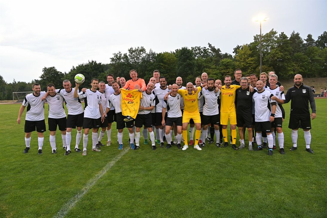 Die Ü40-Auswahl des JSV Ettringen mit den lokalen Lotto-Elf-Spielern aus der Region, Niko Foroutan und Jan Siewert.