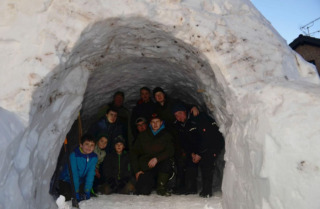 Platz ohne Ende gab es in dem großen Iglu, den Jugendliche in Kallmuth aus Schnee erbauten. mn-Fotos