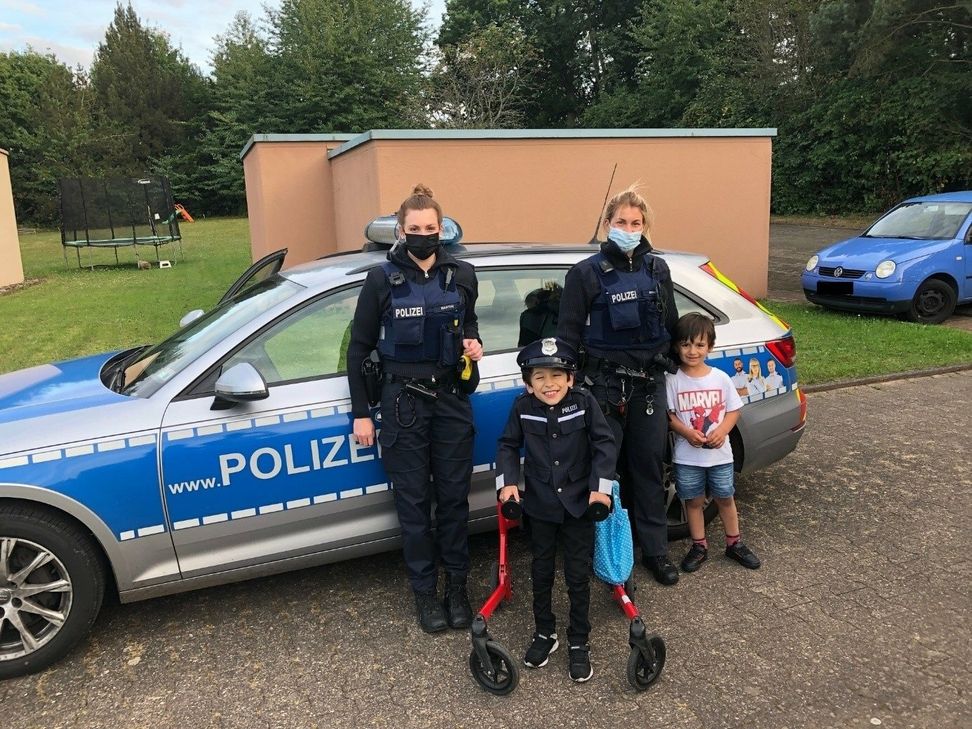 Flynn freute sich, dass die Beamtinnen ihm das Polizeiauto zeigten.