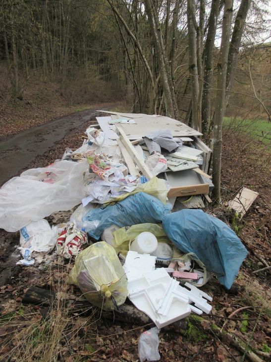 Wer kann Hinweise auf den Ursprung des Mülls geben? Foto: Polizei