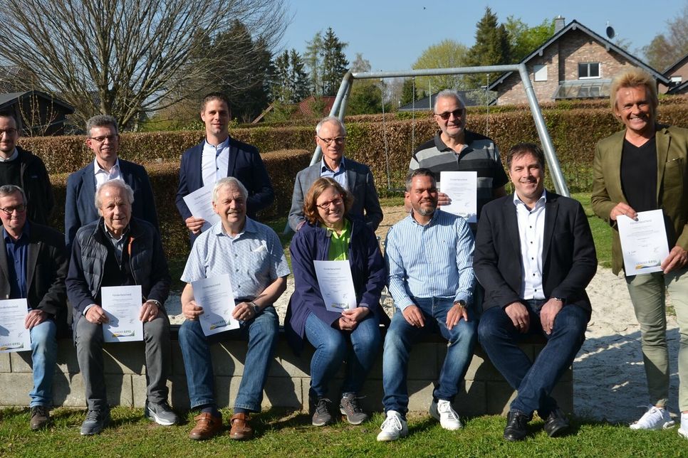 Vertreter der geförderten Projekte aus Vlatten und Vossenack, Rott und Rohren, Rurberg und Simmerath waren nach Rollesbroich gekommen, um ihre Förderbescheide aus dem regionalbudget der LEADER-Region Eifel entgegenzunehmen.