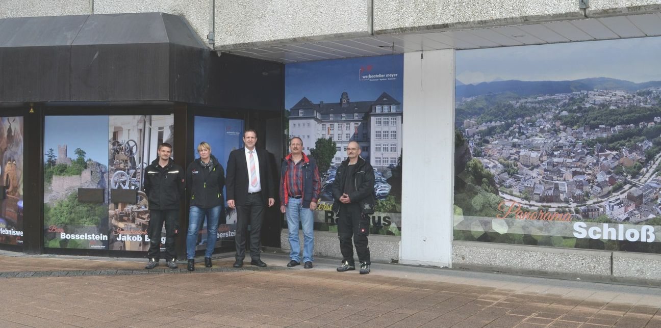 Im Auftrag von Stadt und Globus hat das Werbeatelier Meyer das ehemalige Hertie-Gebäude verschönert.