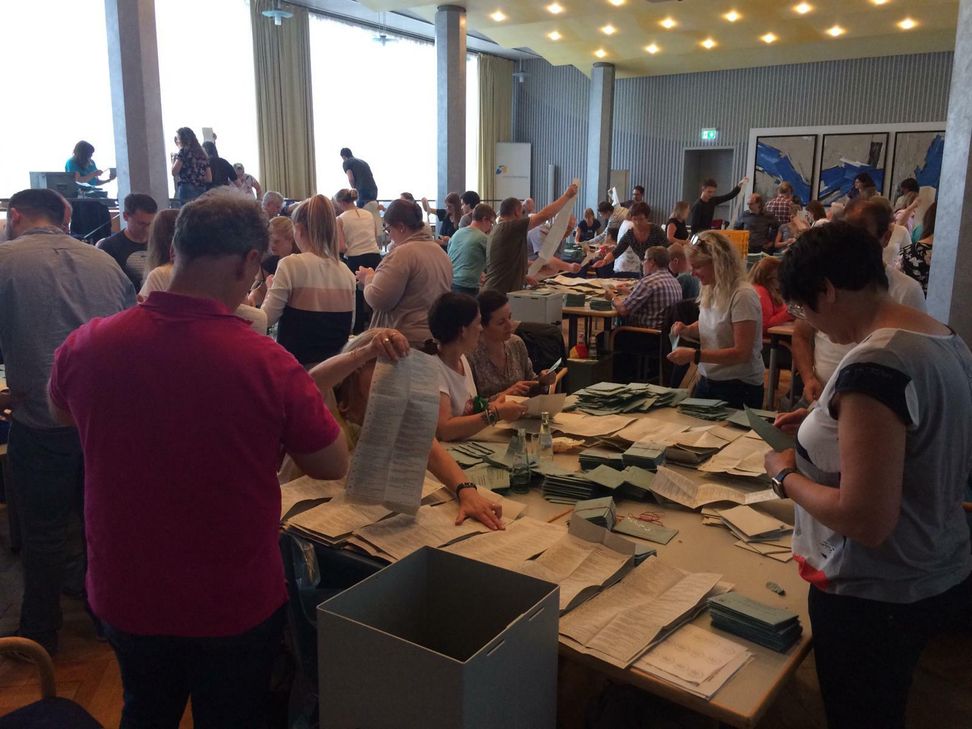 Auszählung der Briefwahl zum EU-Parlament im Kreistagsgebäude. Fotos: Finkenberg/Archiv