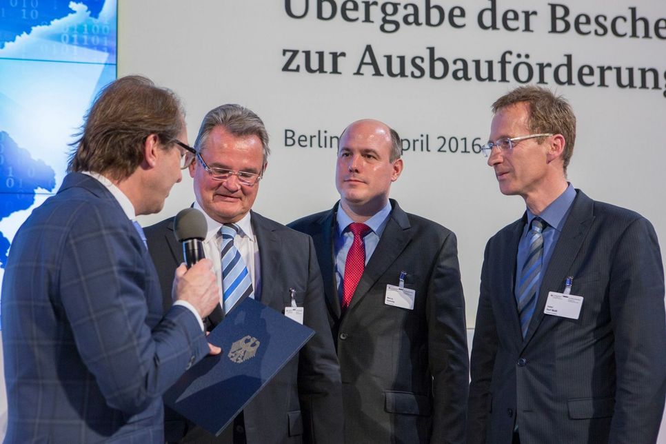 Von links: Minister Alexander Dobrinth, Landrat Günter Rosenke,  Marcus Derichs (Persönlicher Referent und Breitbandbeauftragter) und MdB Detlef Seif. Foto: BMVI