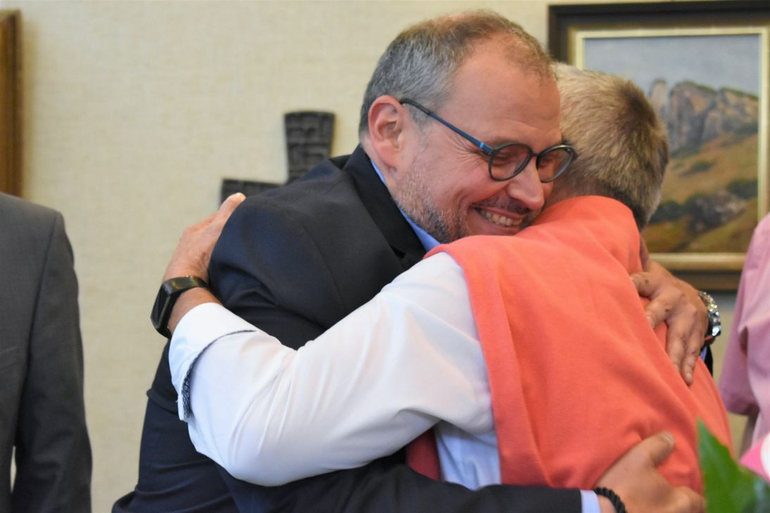 Uwe Schneider nahm nach der Verkündung des Wahlergebnisses im Gerolsteiner Rathaus die Glückwünsche der Anwesenden entgegen. Foto: Woltmann