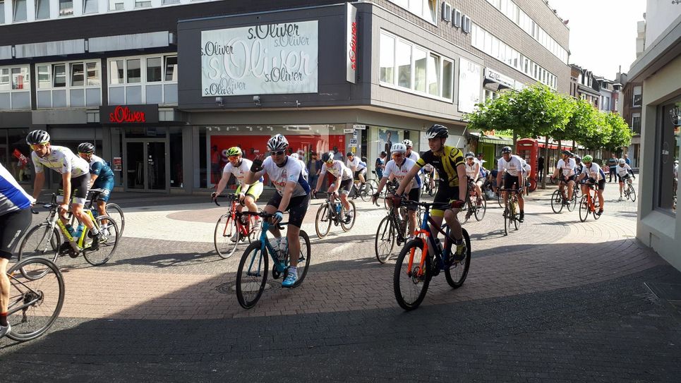 Die "Arkriders" und Radsportler des TuS Kreuzweigarten machten Station auf dem Alten Markt. Foto: Kreisstadt Euskirchen