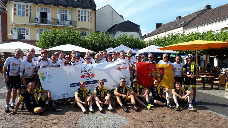 Die "Arkriders" und Radsportler des TuS Kreuzweigarten machten Station auf dem Alten Markt. Foto: Kreisstadt Euskirchen