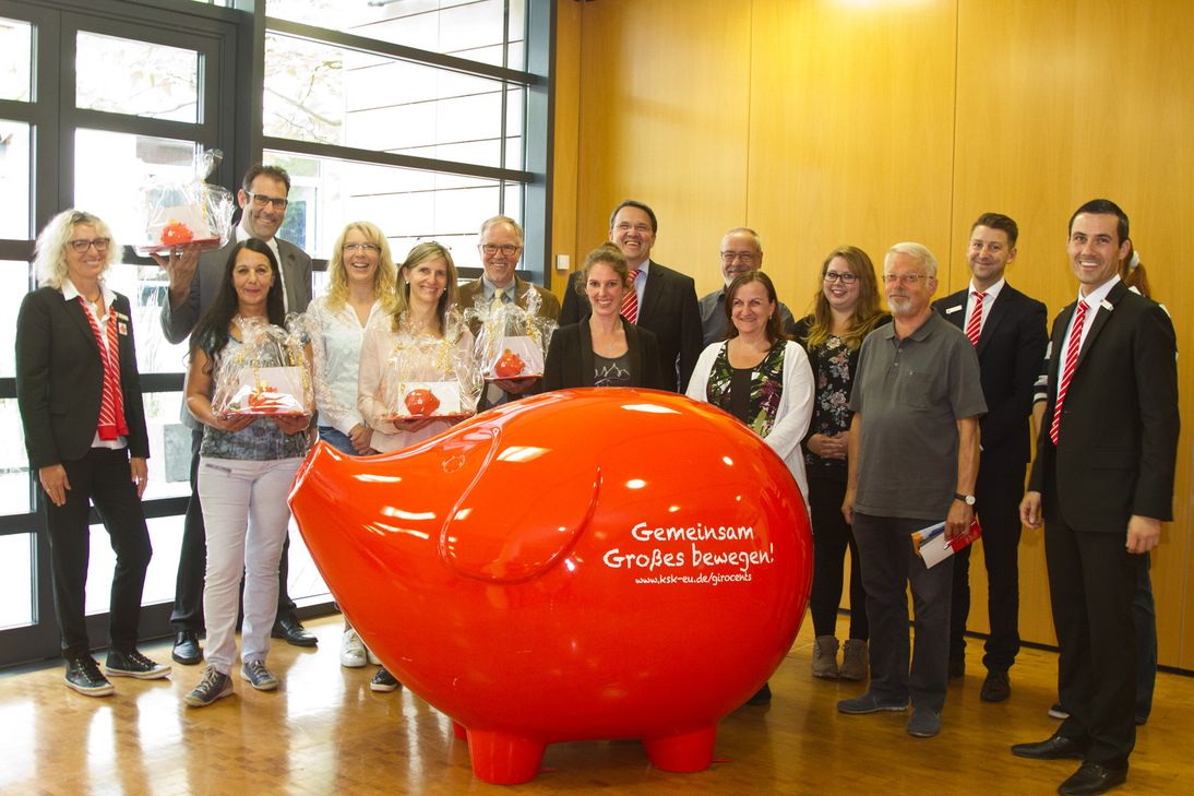 Vertreter der Kreissparkasse Euskirchen sowie aktueller und künftiger Empfänger von „GiroCents“ trafen sich im S-Forum nicht nur zur Spendenübergabe, sondern auch, um soziale, kulturelle und sportliche Projekte vorzustellen. Bild: Eifeler Presse Agentur