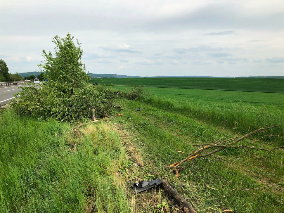 Kurz eingenickt, im Feld gelandet: Der Fahrer kam glücklicherweise mit leichten Verletzungen davon.