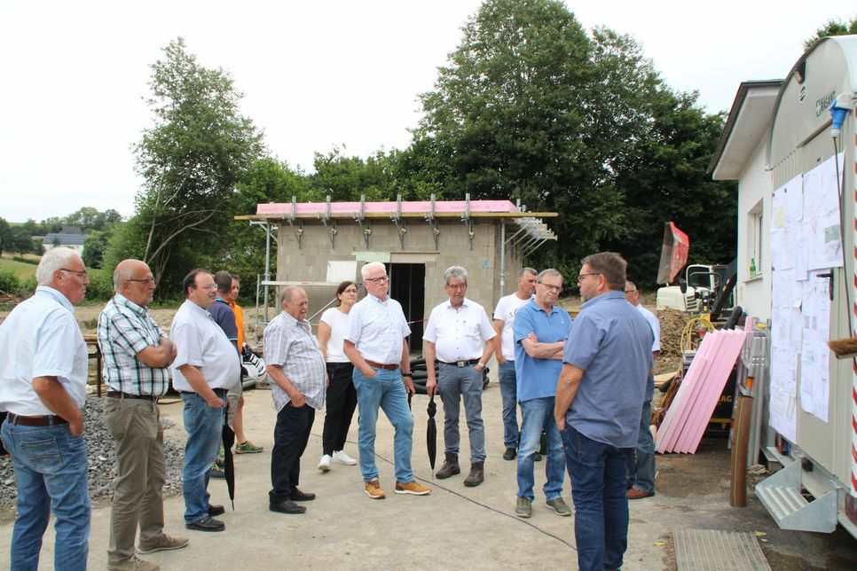 Der Werkausschuss der VG Ulmen traf sich vor Ort zur Begehung der Baustelle.