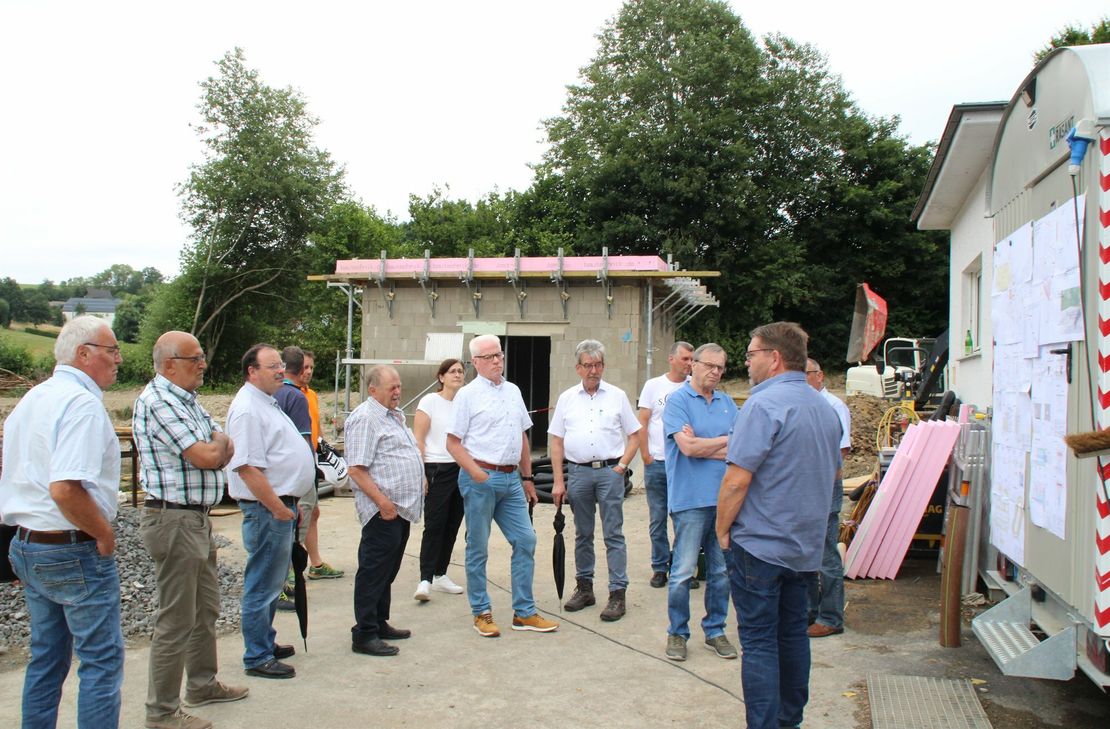 Der Werkausschuss der VG Ulmen traf sich vor Ort zur Begehung der Baustelle.