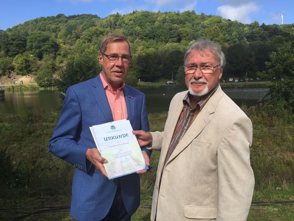 Matthias Gruber vom Deutschen Wanderinstitut (rechts) überreichte Heiner Thelen, Bereichsleiter Stadtmarketing, Kultur und Tourismus bei der Stadt Mayen, die Urkunde zur Auszeichnung des "Eifeltraums".